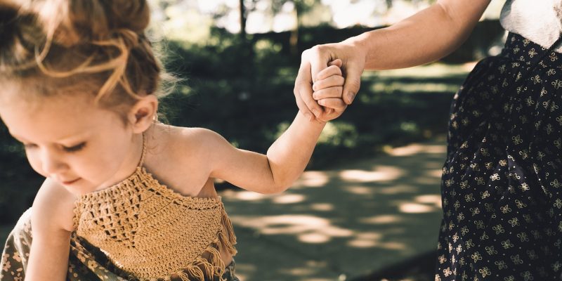 Come il senso di Maternità Eccessivo distrugge l’autonomia di Madre e Figli